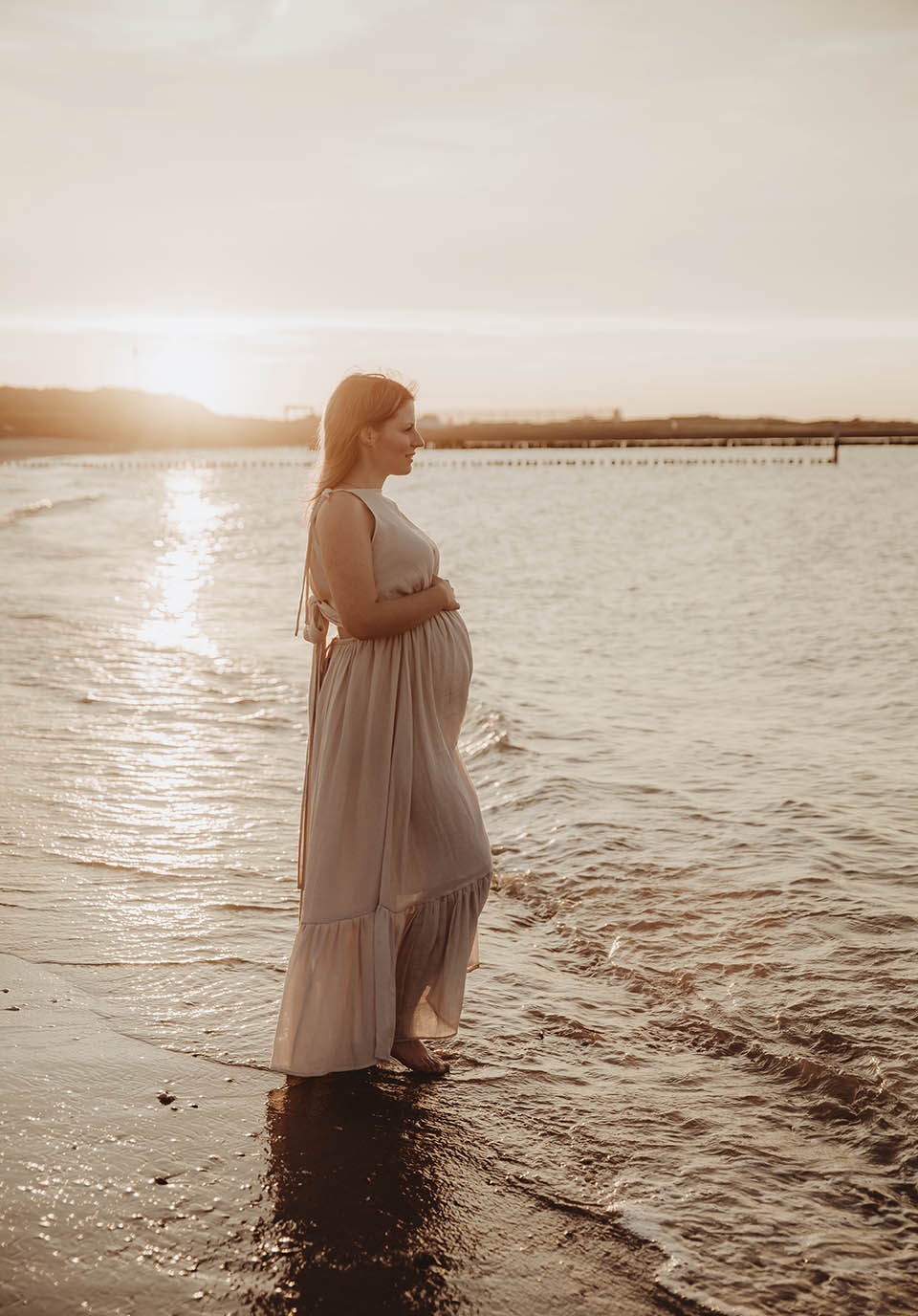 motherhood shoot fotoshoot zeeland fotoshoot lente zomer gezinsshoot bloemen strand zwangerschapsshoot