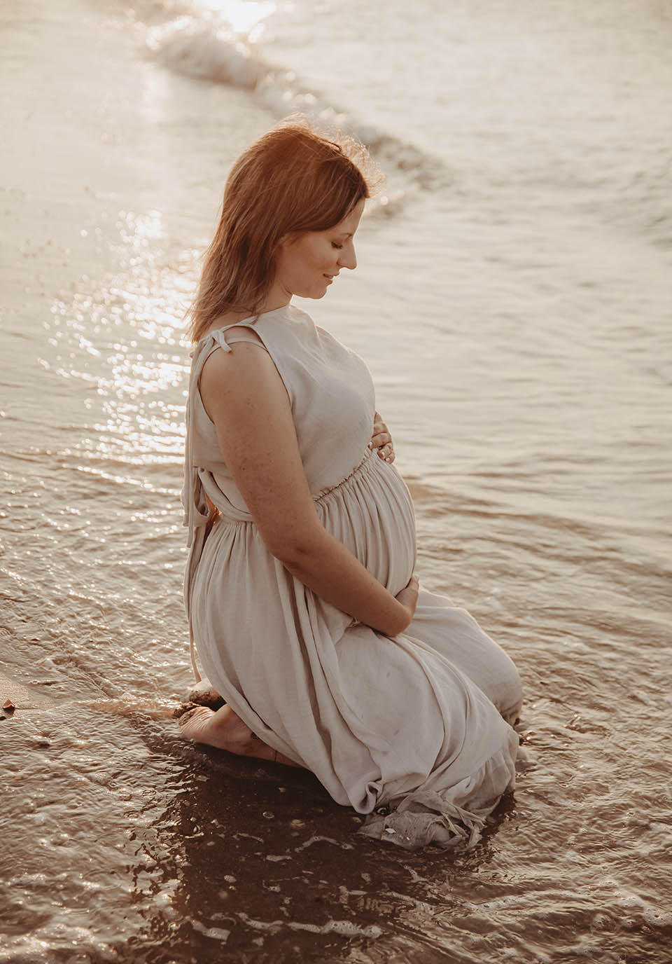 motherhood shoot fotoshoot zeeland fotoshoot lente zomer gezinsshoot bloemen strand zwangerschapsshoot