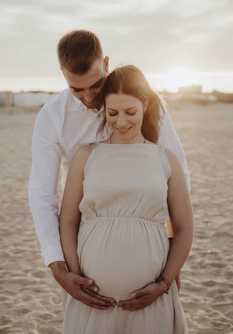 motherhood shoot fotoshoot zeeland fotoshoot lente zomer gezinsshoot bloemen strand zwangerschapsshoot