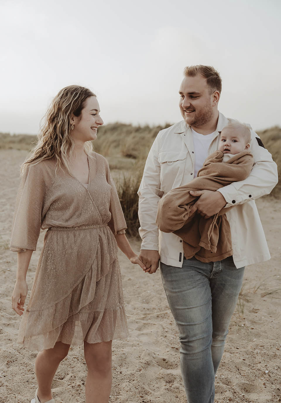 motherhood shoot fotoshoot zeeland fotoshoot lente zomer gezinsshoot bloemen strand zwangerschapsshoot