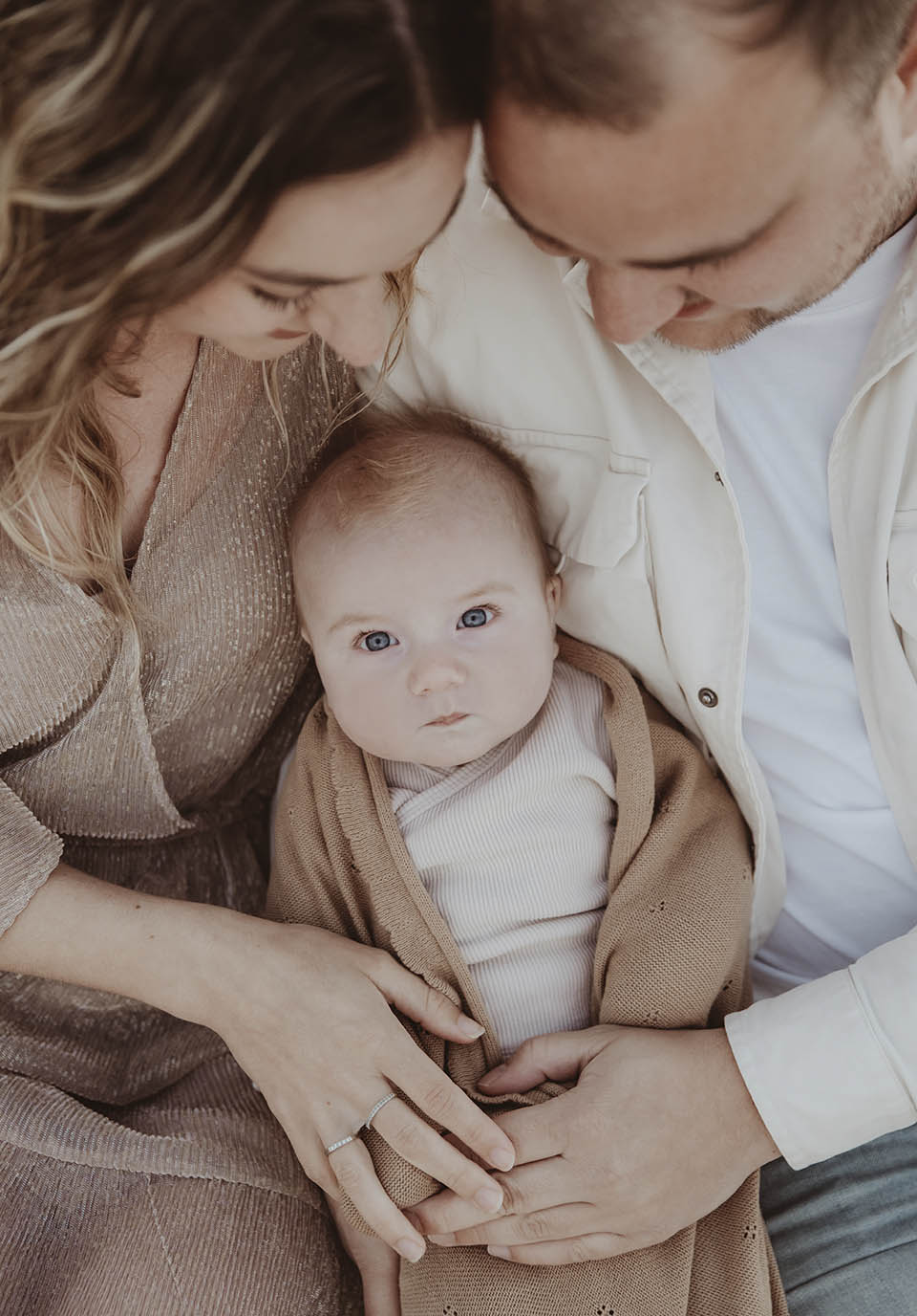 motherhood shoot fotoshoot zeeland fotoshoot lente zomer gezinsshoot bloemen strand zwangerschapsshoot