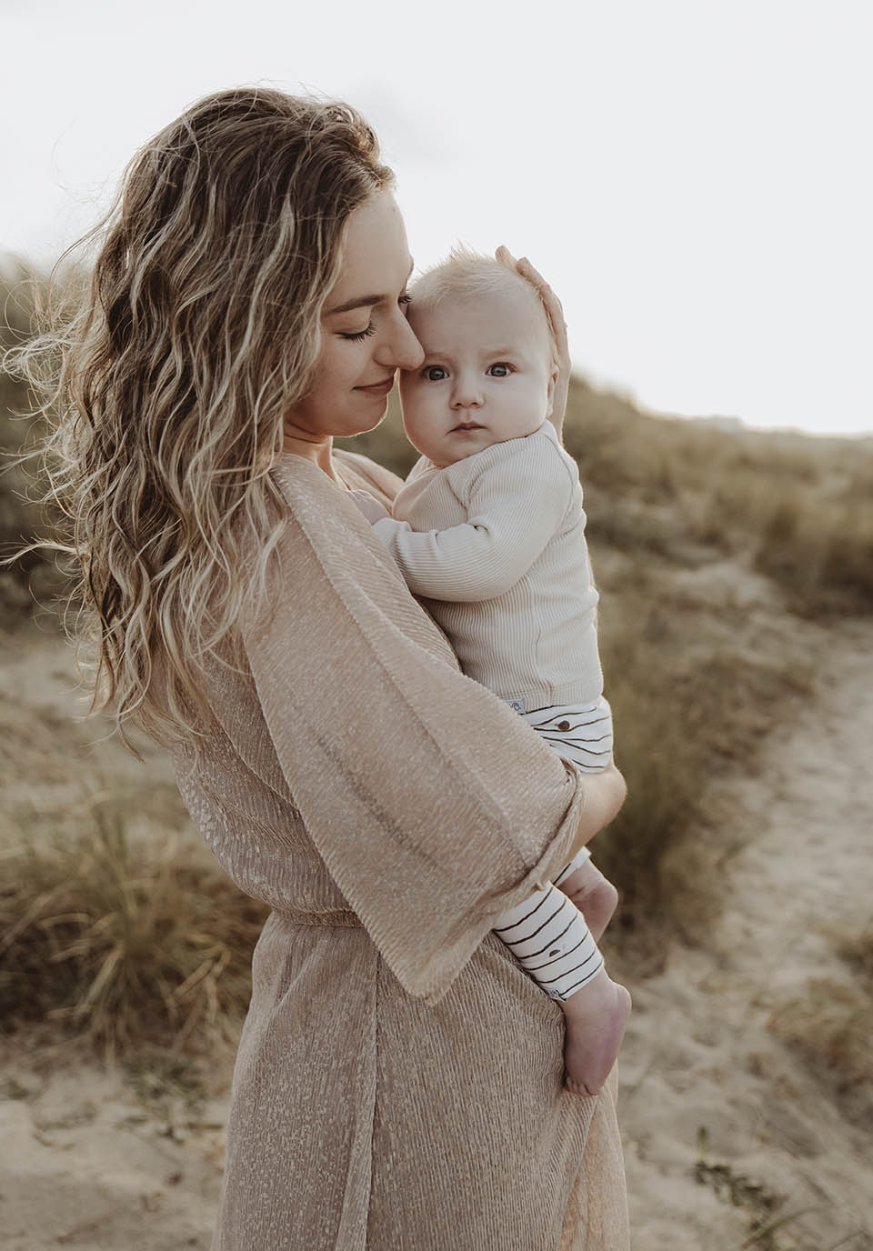motherhood shoot fotoshoot zeeland fotoshoot lente zomer gezinsshoot bloemen strand zwangerschapsshoot