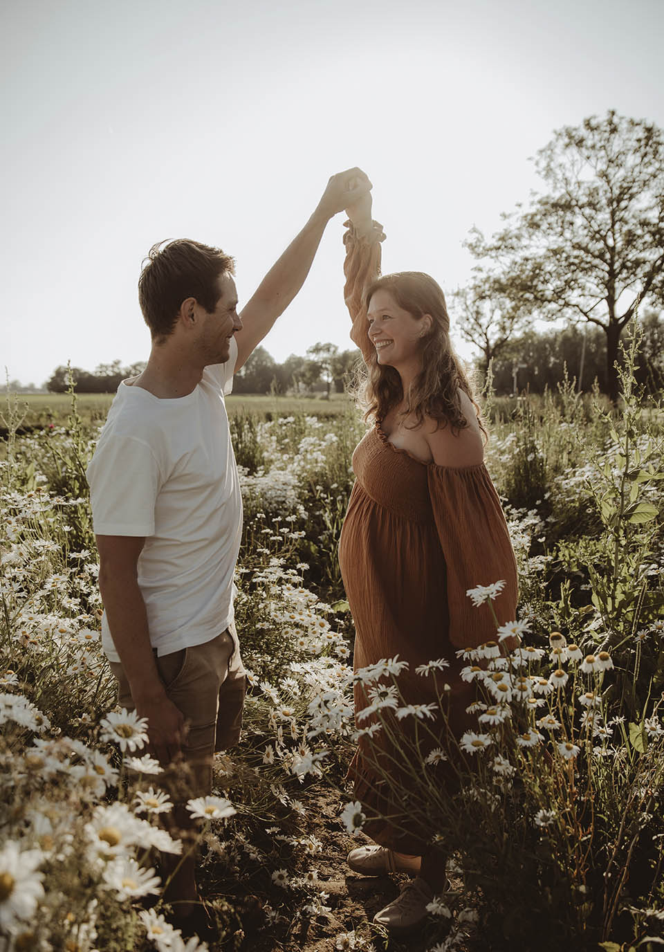 motherhood shoot fotoshoot zeeland fotoshoot lente zomer gezinsshoot bloemen strand zwangerschapsshoot
