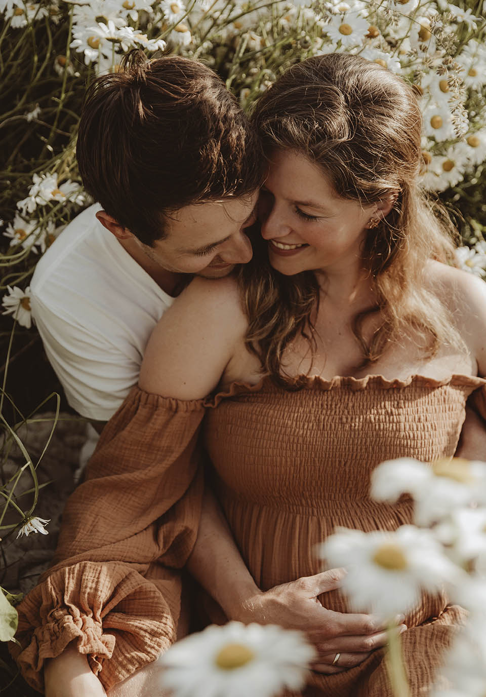 motherhood shoot fotoshoot zeeland fotoshoot lente zomer gezinsshoot bloemen strand zwangerschapsshoot