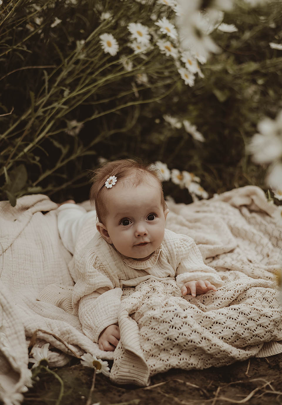 motherhood shoot fotoshoot zeeland fotoshoot lente zomer gezinsshoot bloemen strand zwangerschapsshoot