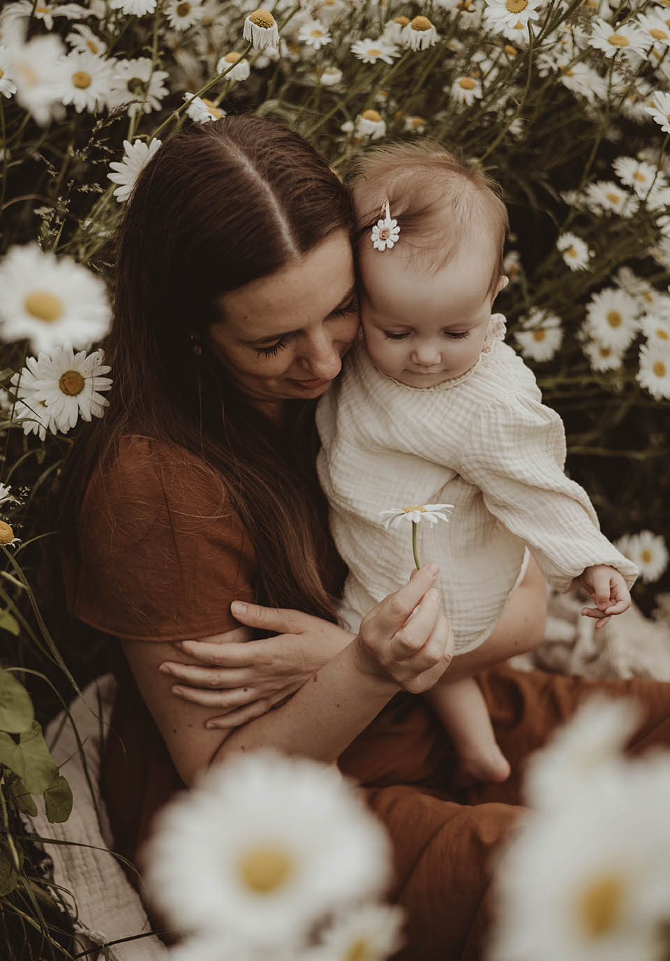 motherhood shoot fotoshoot zeeland fotoshoot lente zomer gezinsshoot bloemen strand zwangerschapsshoot