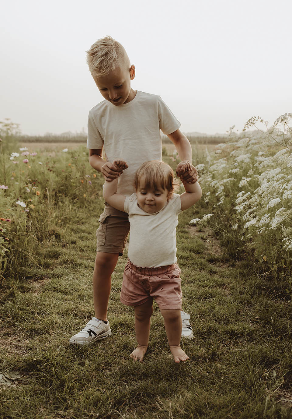 motherhood shoot fotoshoot zeeland fotoshoot lente zomer gezinsshoot bloemen strand zwangerschapsshoot
