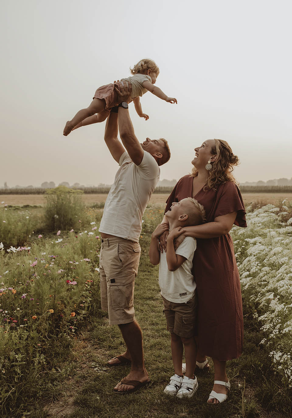 motherhood shoot fotoshoot zeeland fotoshoot lente zomer gezinsshoot bloemen strand zwangerschapsshoot