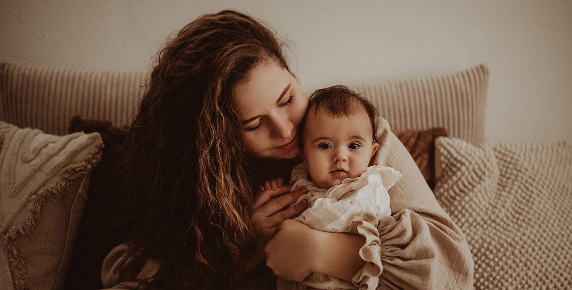 zwangerschap newborn en motherhood fotograaf fotoshoot nederland zeeland belgie