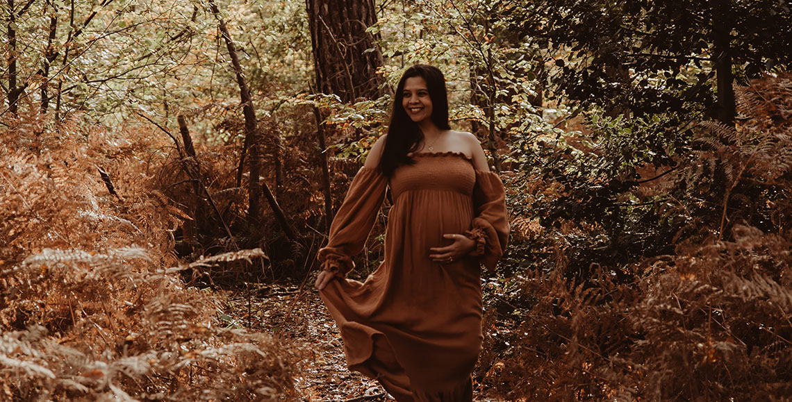 Herfst zwangerschapsshoot Zeeland in bos met warme kleuren