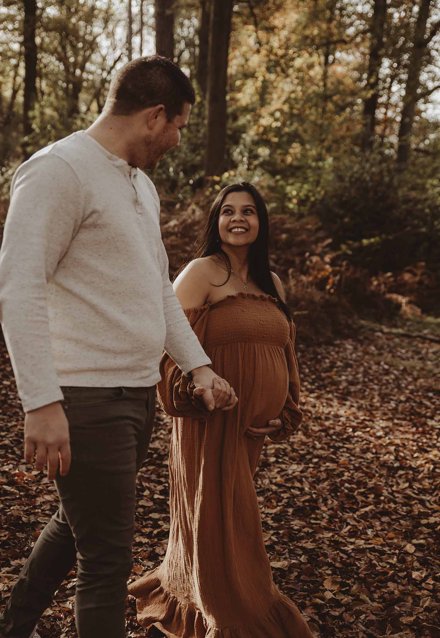 Romantische zwangerschapsshoot herfst Zeeland op het strand