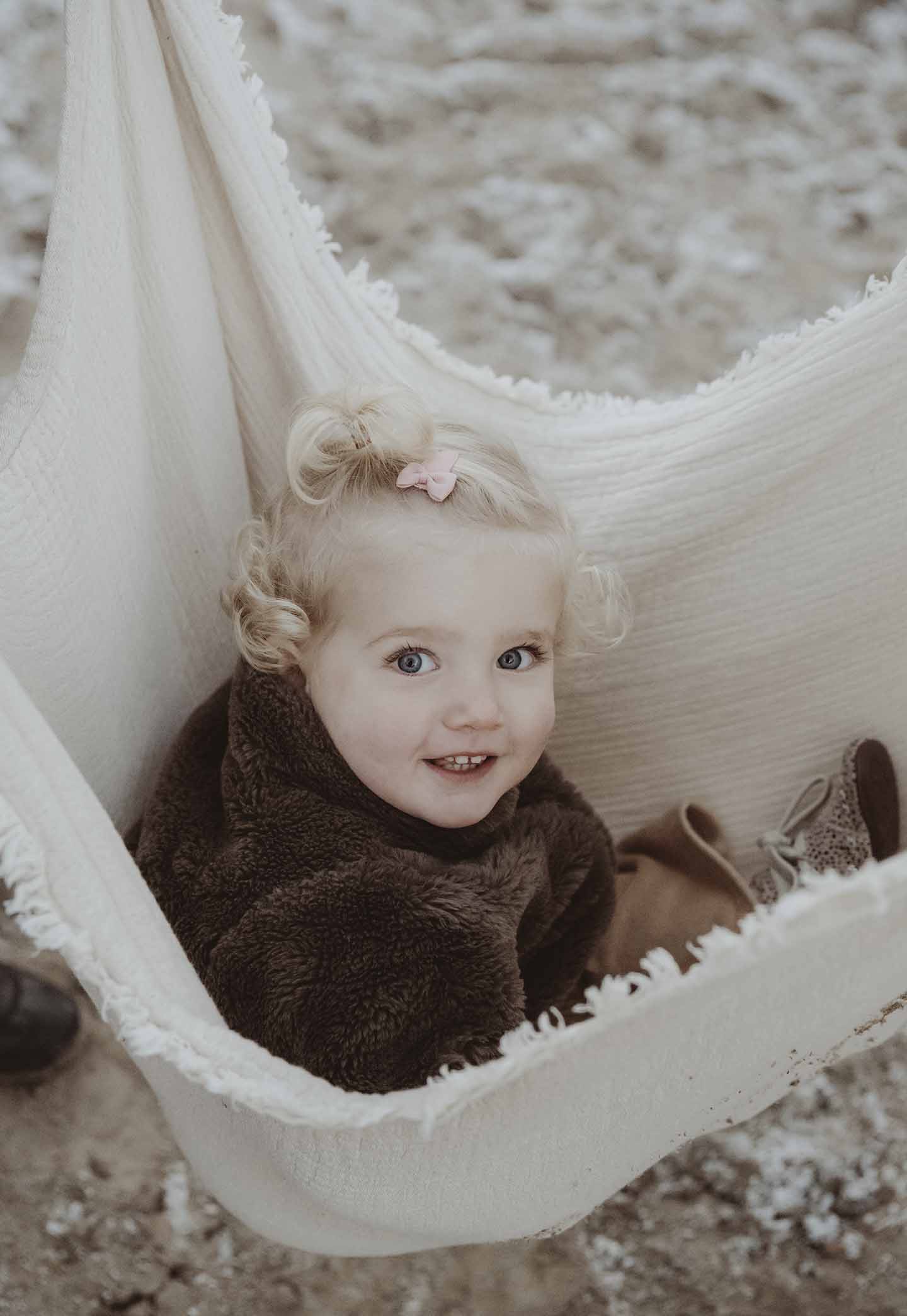 Romantische zwangerschapsshoot herfst Zeeland op het strand