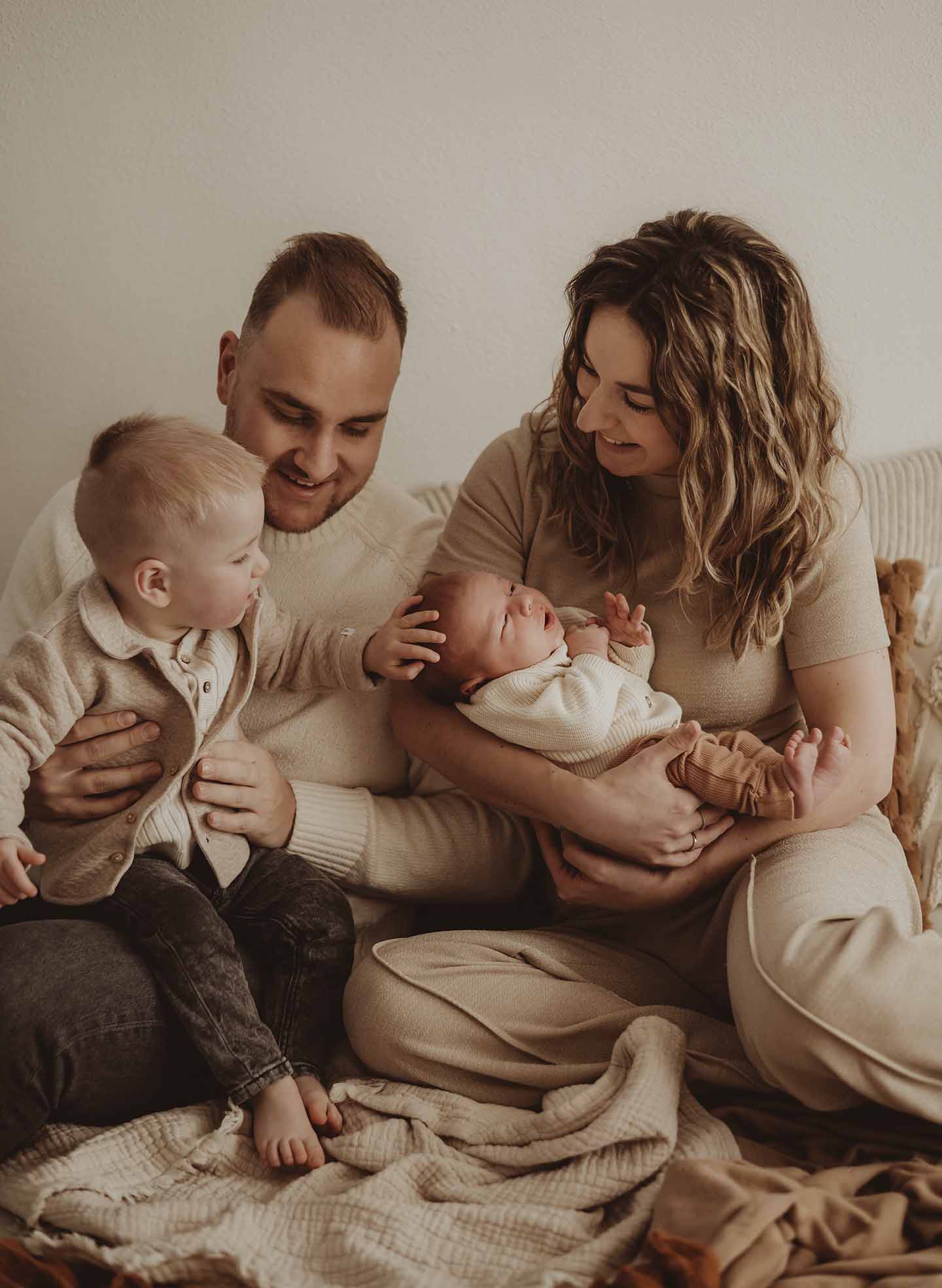 newborn lifestyle fotograaf newbornshoot terneuzen zeeland belgie