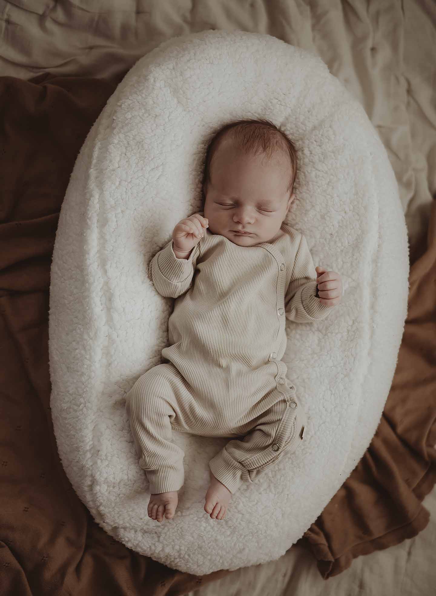 newborn lifestyle fotograaf newbornshoot terneuzen zeeland belgie