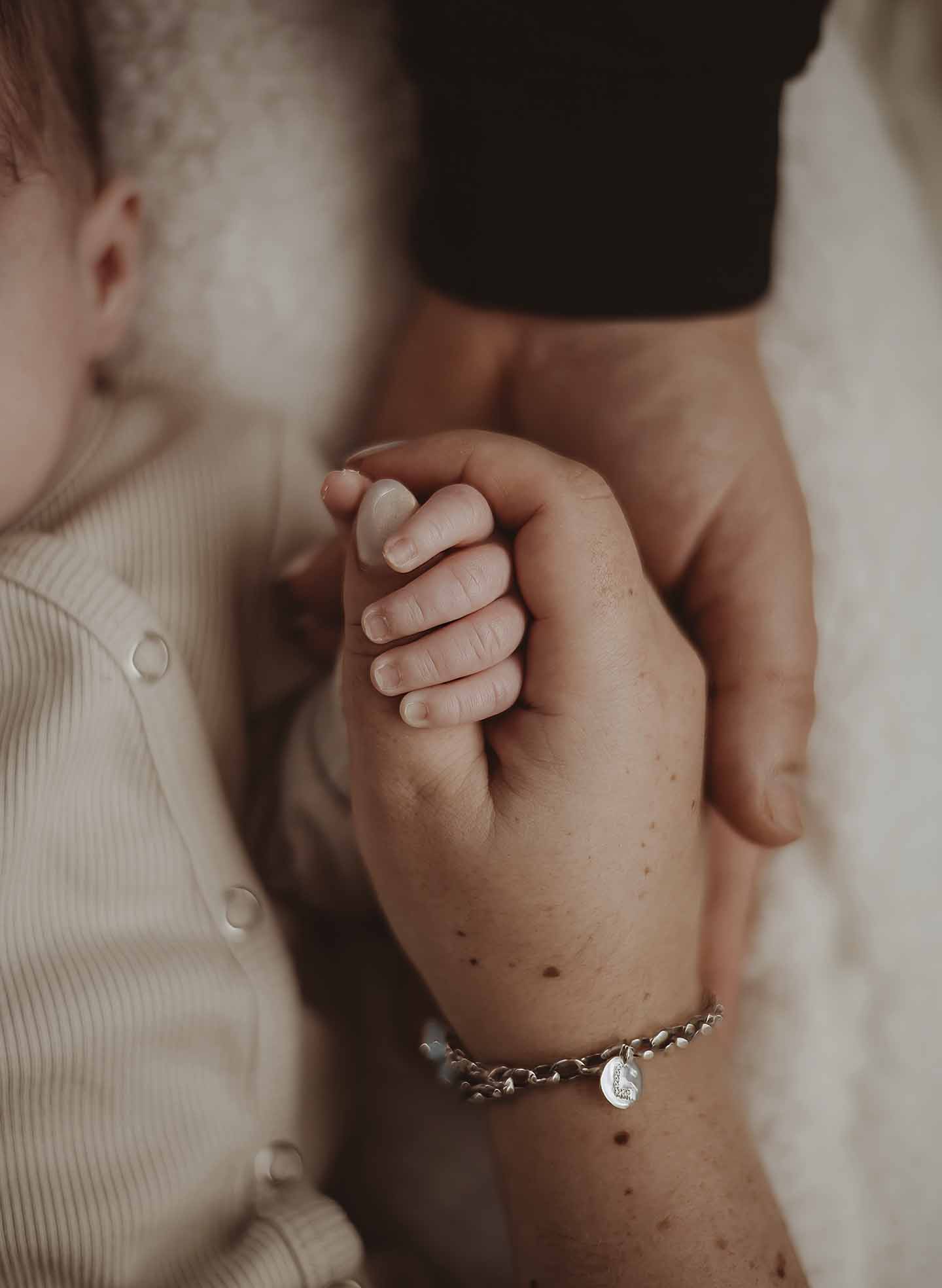 newborn lifestyle fotograaf newbornshoot terneuzen zeeland belgie