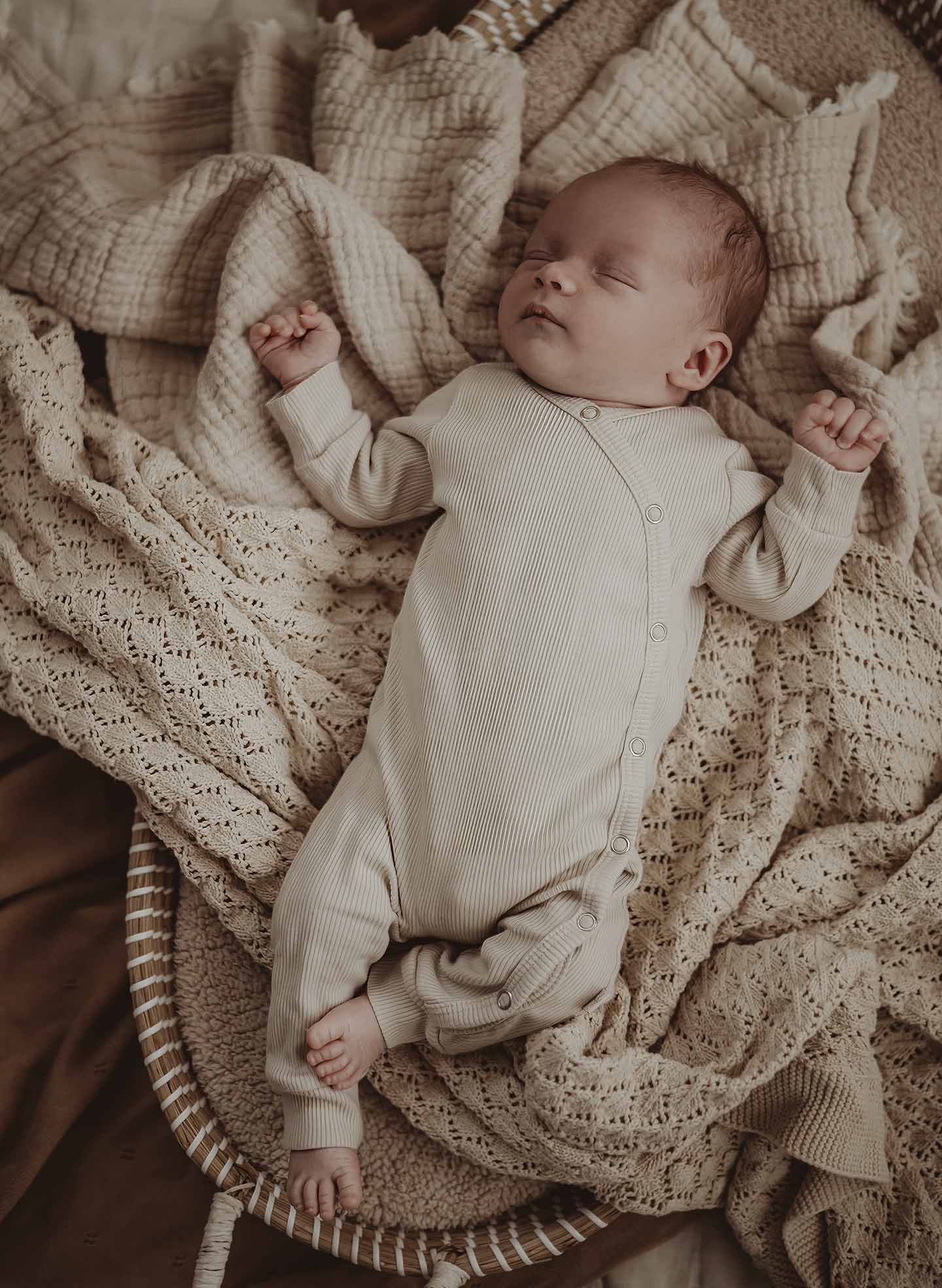 newborn lifestyle fotograaf newbornshoot terneuzen zeeland belgie