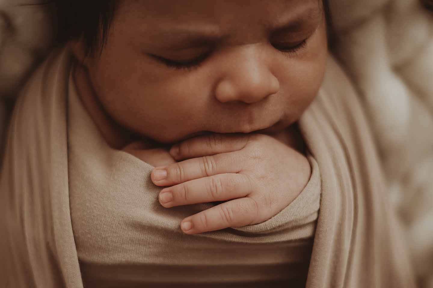 newborn geposeerd fotograaf newbornshoot terneuzen zeeland belgie