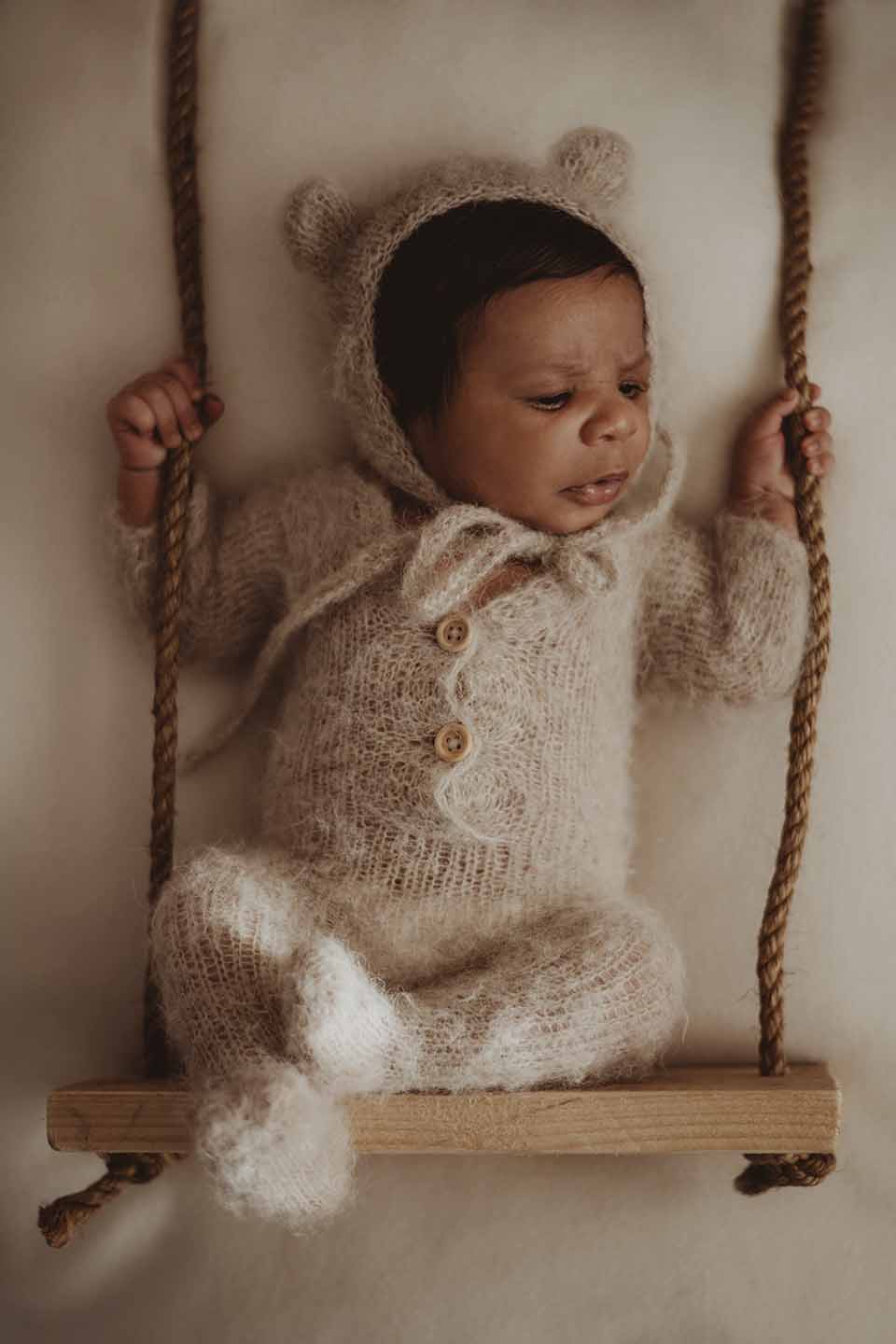 newborn geposeerd fotograaf newbornshoot terneuzen zeeland belgie