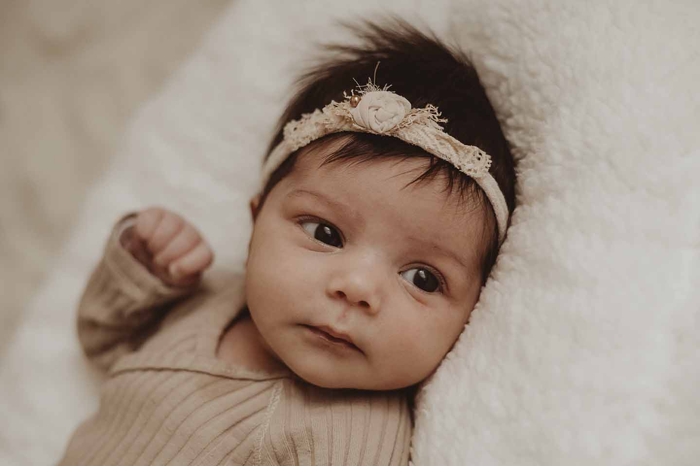 newborn lifestyle fotograaf newbornshoot terneuzen zeeland belgie