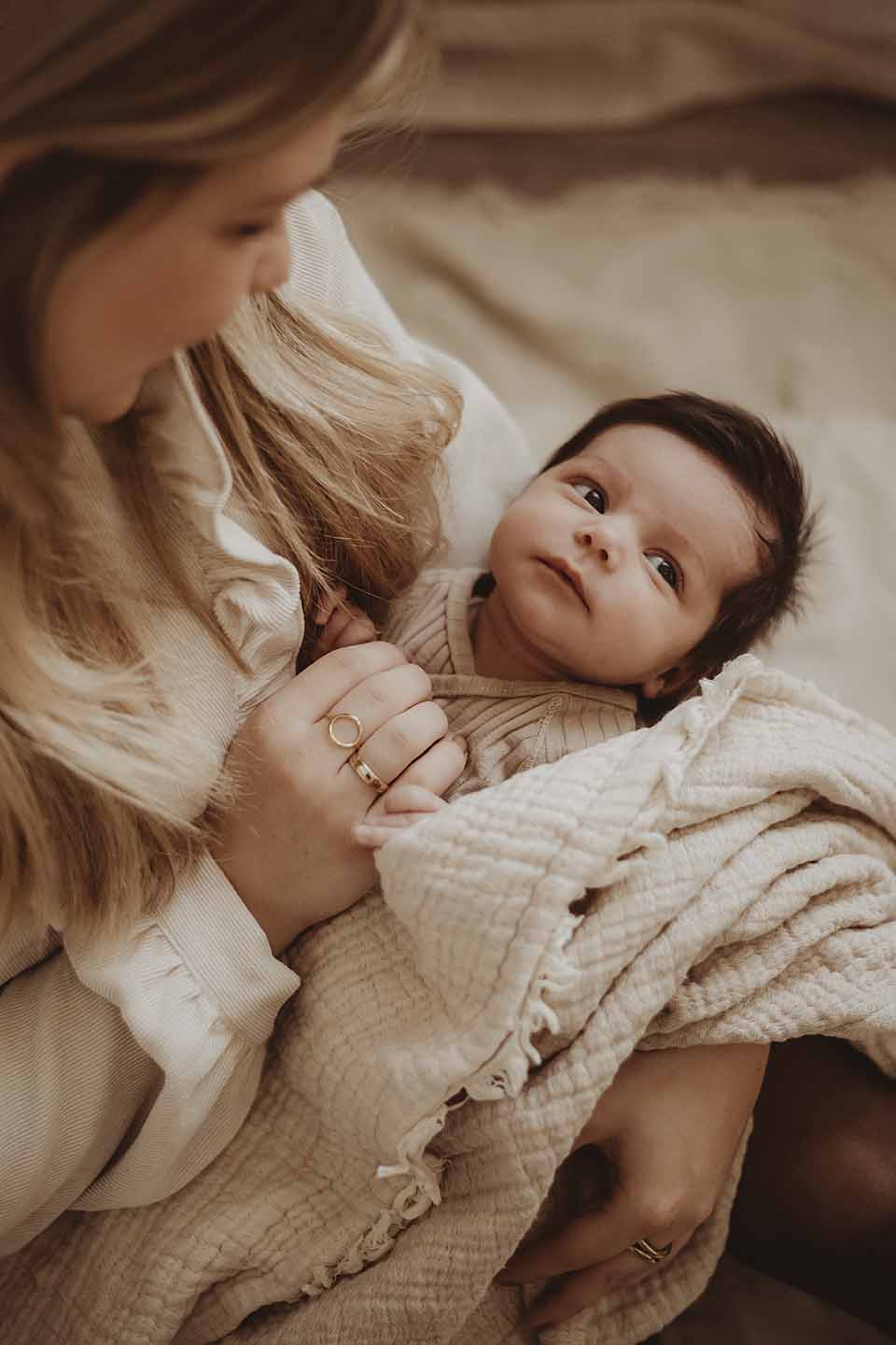newborn lifestyle fotograaf newbornshoot terneuzen zeeland belgie