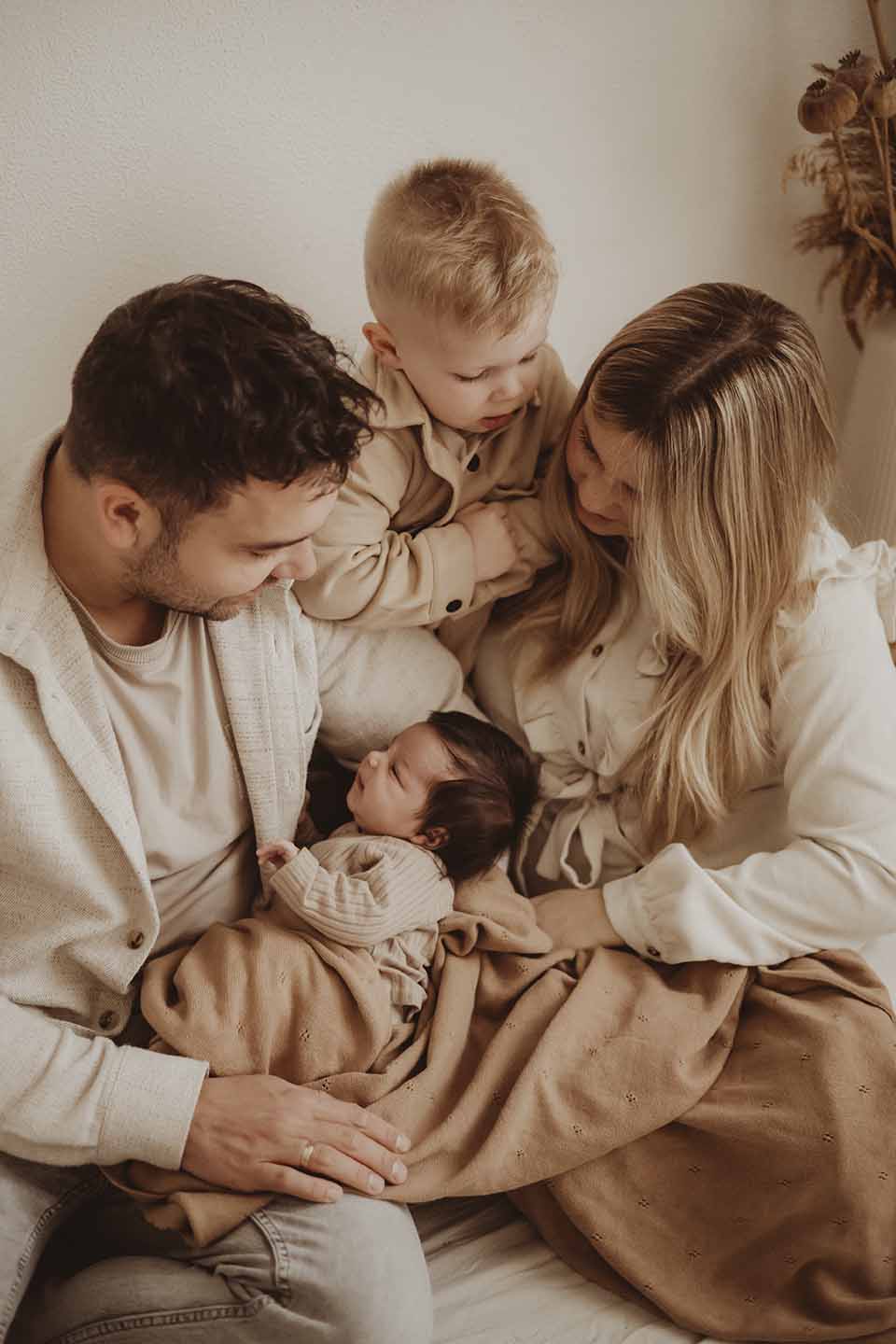 newborn lifestyle fotograaf newbornshoot terneuzen zeeland belgie