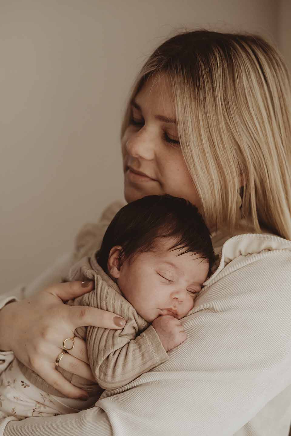 newborn lifestyle fotograaf newbornshoot terneuzen zeeland belgie